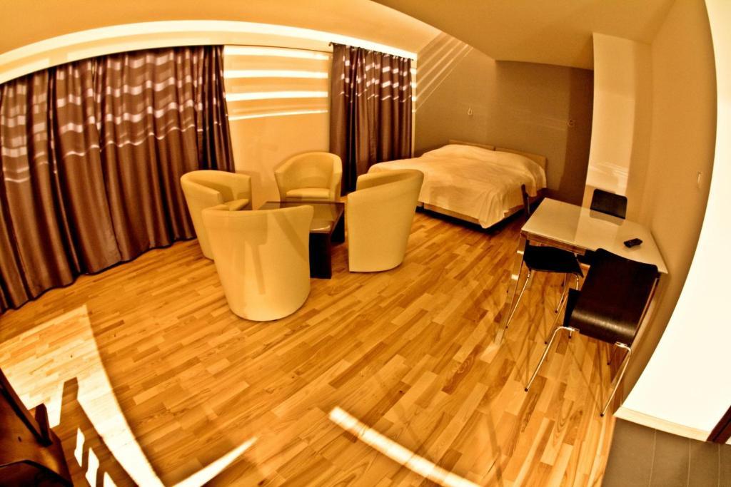 Aparthotel & Zakrzowek 4*